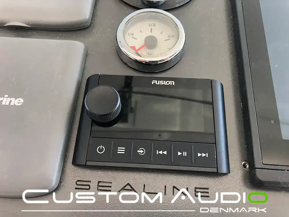 Custom Audio marine stereo monteringsbillede Sealine sc35